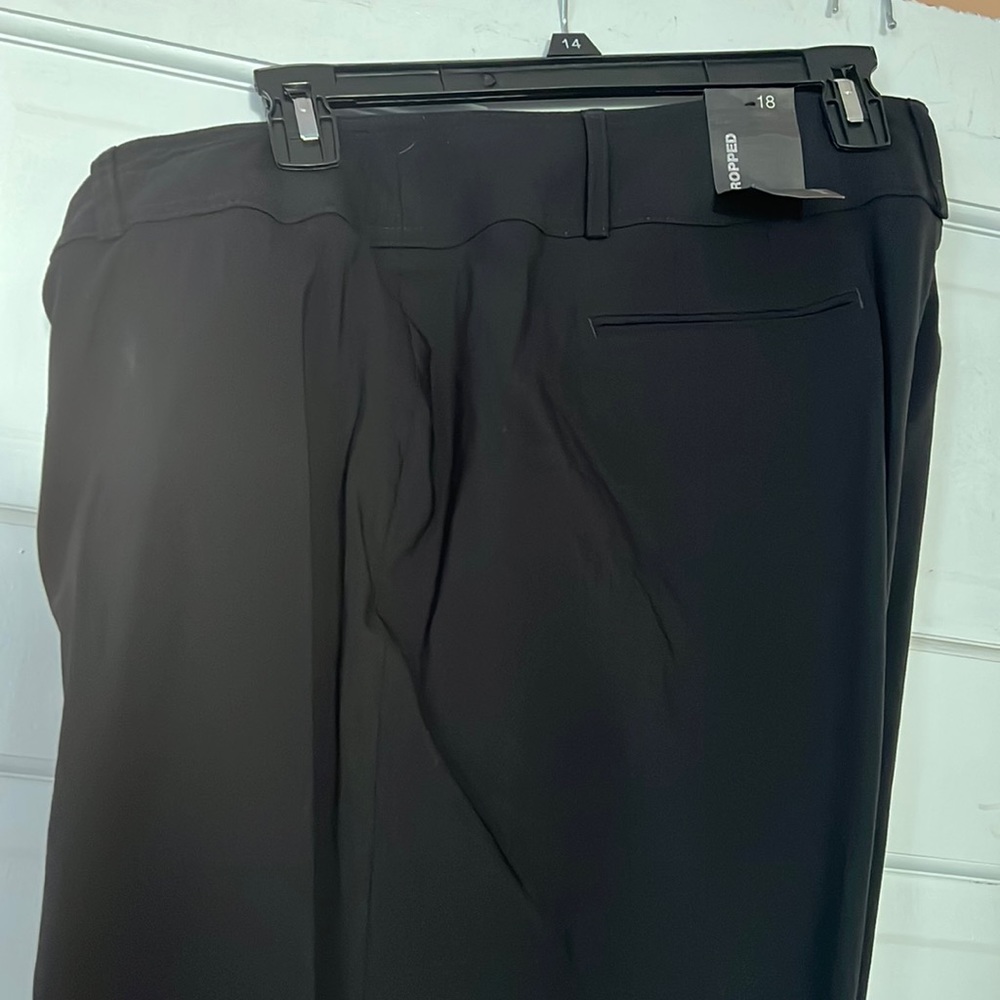 NWT BLACK CROPPED PANTS SIZE 18